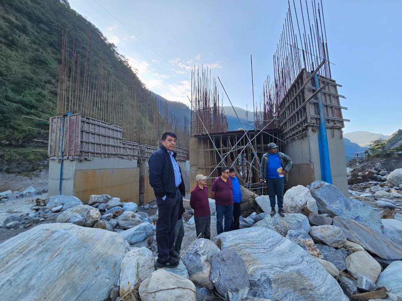 चन्द्र ढकालले बाढीले क्षतिग्रस्त आयोजना अवलोकनपछि भने- भौतिक क्षति ठूलो भए पनि रोकिंदैनौं