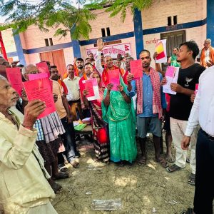 धनुषाको धनौजीका २३३ स्ववासी परिवारलाई जग्गा नापजाँचको ११ वर्षपछि लालपुर्जा