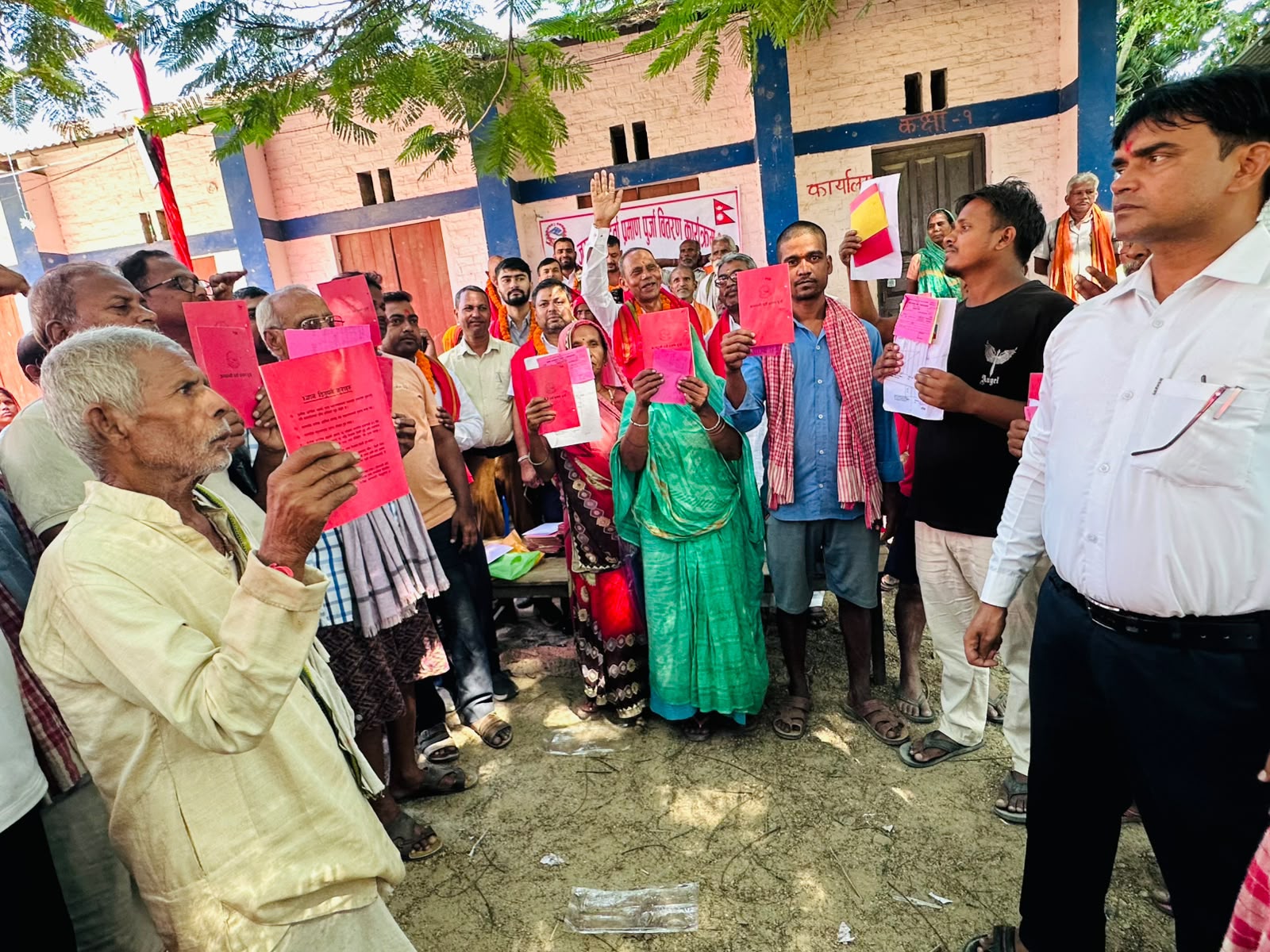 धनुषाको धनौजीका २३३ स्ववासी परिवारलाई जग्गा नापजाँचको ११ वर्षपछि लालपुर्जा