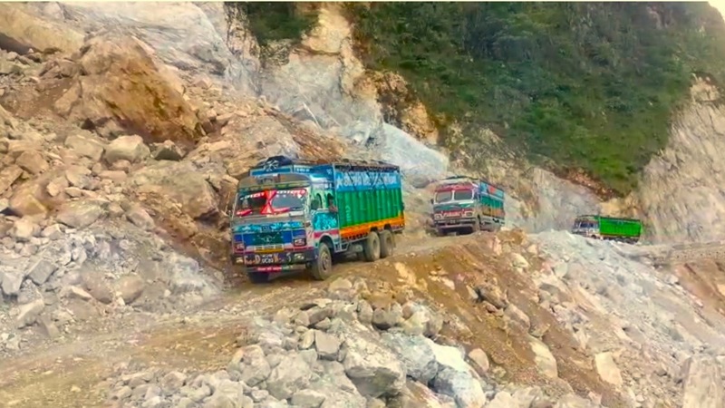 विभिन्न स्थानमा पहिरो खसेपछि अवरुद्ध भएको कालीगण्डकी करिडोर आयो सञ्चालनमा