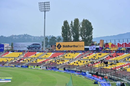 पानी पर्ने सम्भावनापछि कीर्तिपुरको क्रिकेट मैदानमा एनपीएल हेर्ने दर्शकको कम उपस्थिति