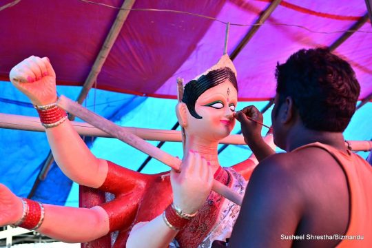 दसैं नजिकिएसँगै दुर्गा पूजाका लागि मूर्ति बनाउन मूर्तिकारहरू व्यस्त (तस्बिरहरू)