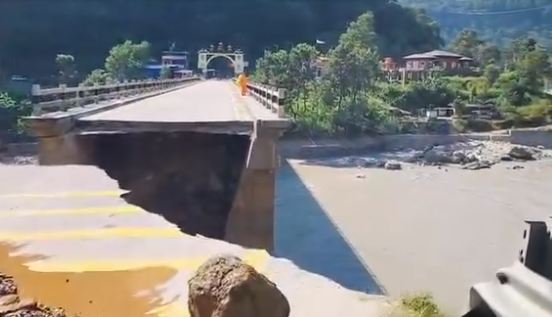 कोरोला नाका जोड्ने सडकका अधिकांश अवरोध हटाइयो, बाटो एक सातामा ‘क्लियर’ हुने