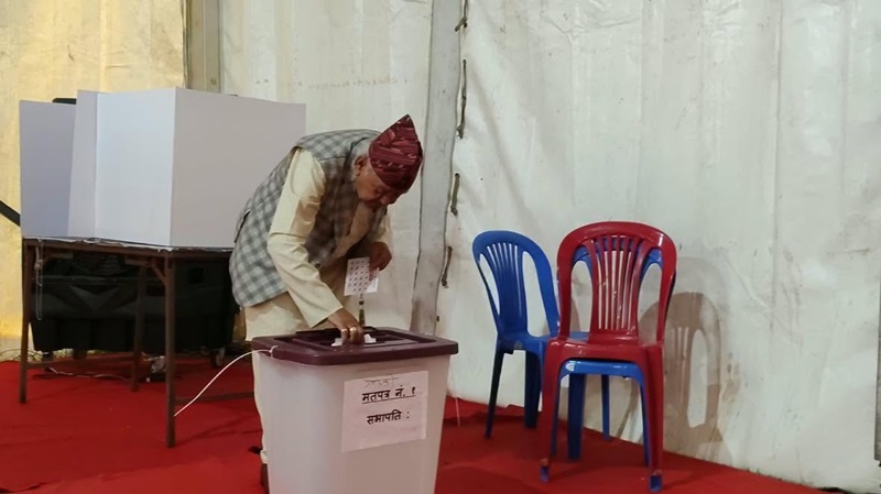 ८१ वर्षीय शोभाकान्त बरालले मत खसालेसँगै कांग्रेसको नयाँ नेतृत्व चयनका लागि मतदान सुरु