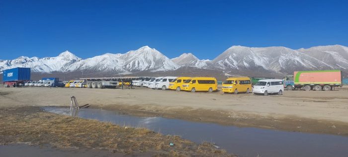 अटो व्यवसायीले दसैंका लागि मगाएका एक हजारभन्दा धेरै गाडी कोरलामा, सडक खुल्ने प्रतीक्षा