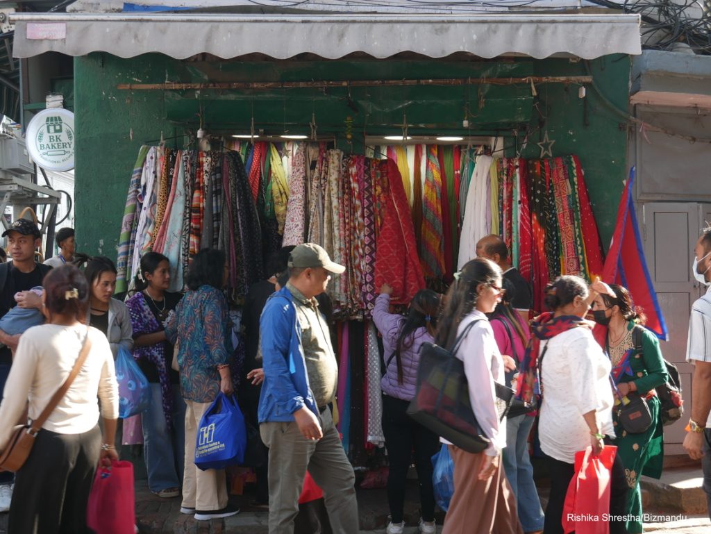 तस्वीरमा दसैं बजार : पाकोमा मोबाइल किन्न पुग्ने बढे, इन्द्रचोकमा किनमेलको चहलपहल