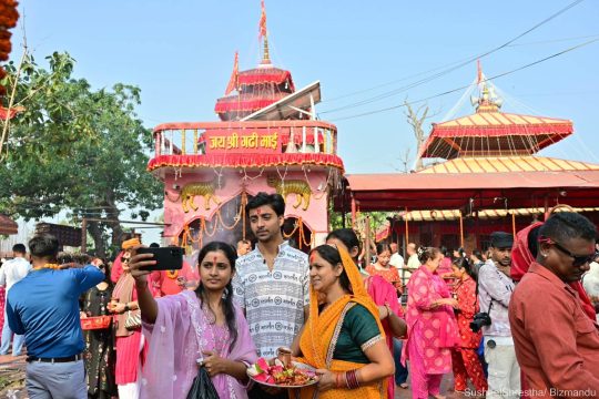 बाराको प्रसिद्ध शक्तिपीठ गढीमाई मन्दिरमा बिहानैदेखि श्रद्धालुको घुइँचो (तस्विरहरु)