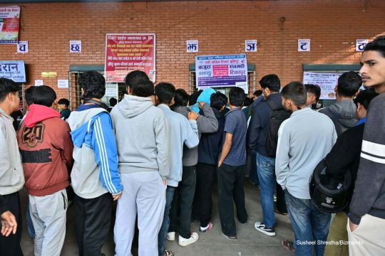 घर जान खुल्यो बसको अग्रिम टिकट, अनलाइनबाटै काट्न सक्ने सुविधा, नयाँ बसपार्कमा बिहानैदेखि लाइन