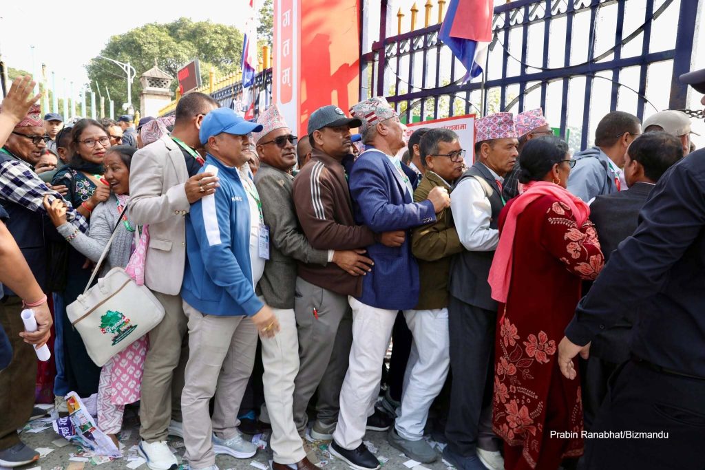 कांग्रेसमा नयाँ नेतृत्व छान्न उत्साह, मतदान केन्द्रमा महाधिवेशन प्रतिनिधिहरुको घुइँचो