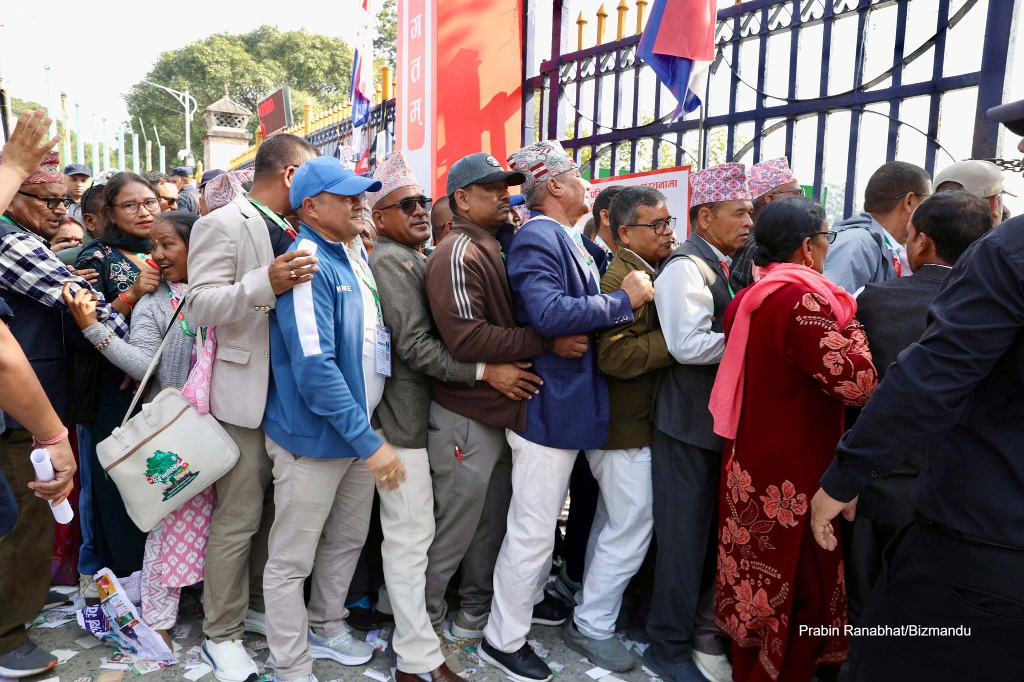 कांग्रेसमा नयाँ नेतृत्व छान्न उत्साह, मतदान केन्द्रमा महाधिवेशन प्रतिनिधिहरुको घुइँचो