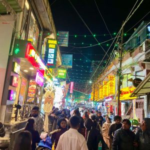 दार्जिलिङमा पनि दसैंको रौनक: बत्तीले सजिएको बजारमा सेल, नेपाली बिदा मनाउन पुगे (तस्विरहरु)