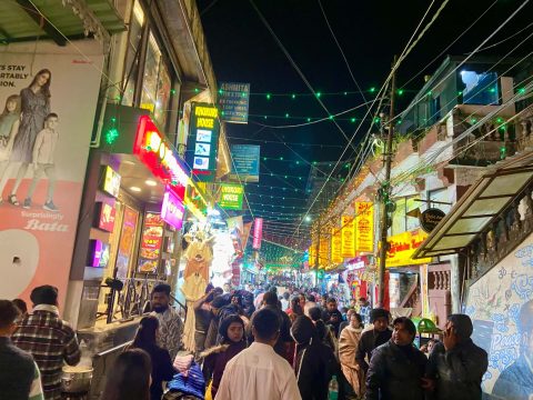 दार्जिलिङमा पनि दसैंको रौनक: बत्तीले सजिएको बजारमा सेल, नेपाली बिदा मनाउन पुगे (तस्विरहरु)