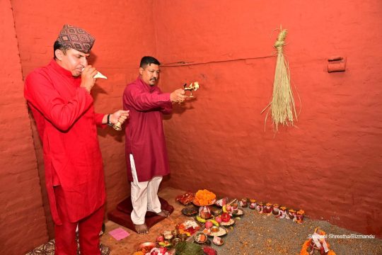धिमे र भुस्या बजाउँदै हनुमानढोकाको दसैंघरमा गरियो घटस्थापना