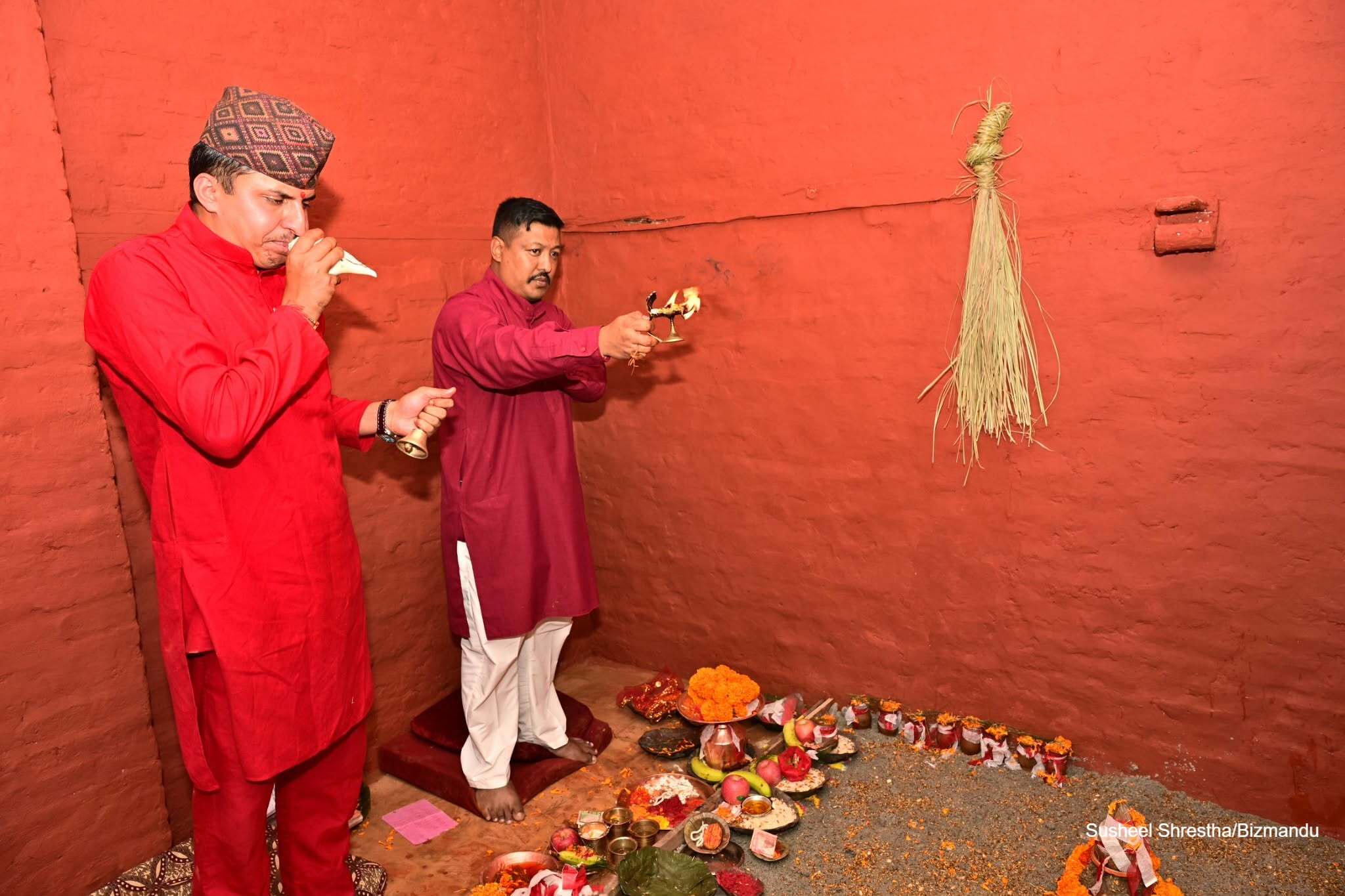 धिमे र भुस्या बजाउँदै हनुमानढोकाको दसैंघरमा गरियो घटस्थापना
