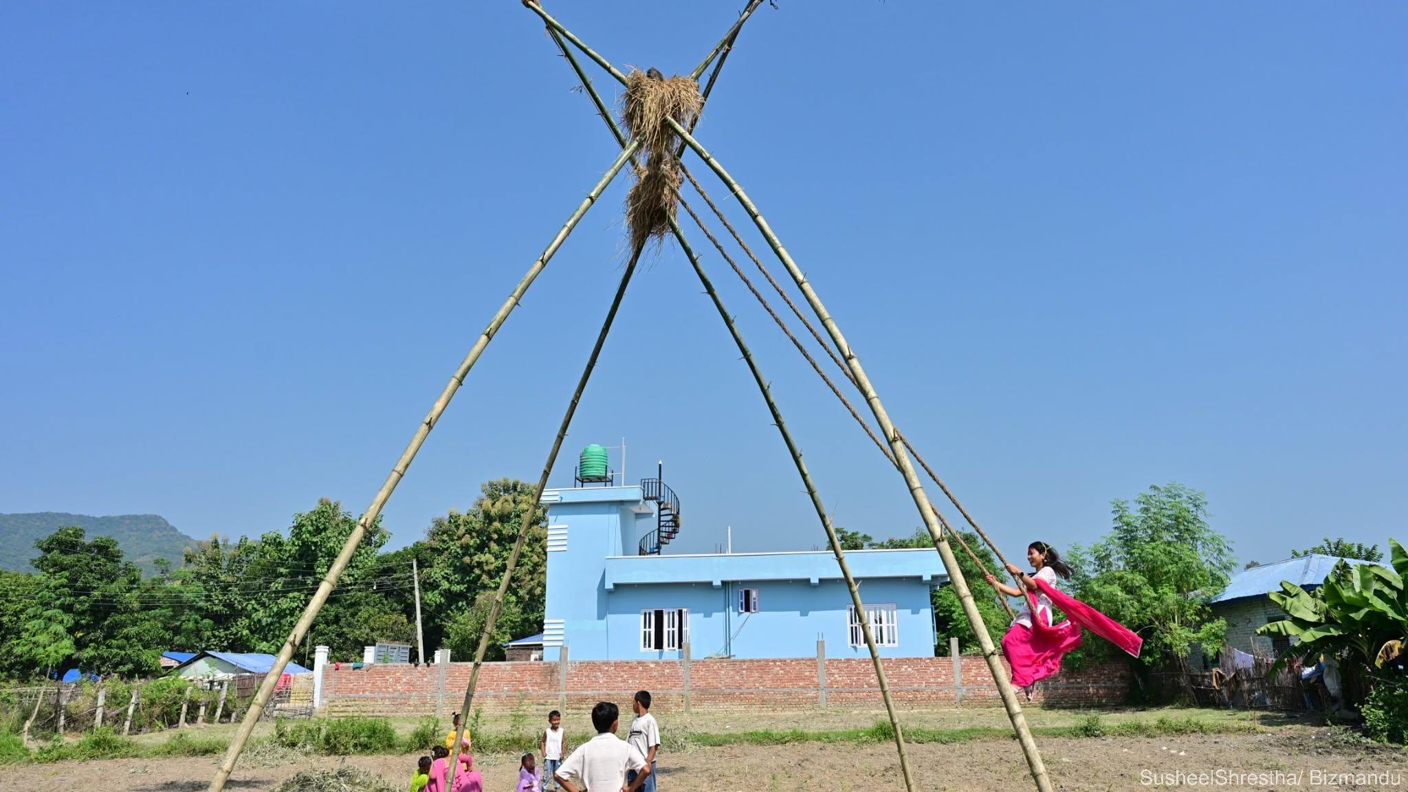 जमरा लगाएर लिङ्गे पिङमा चचहुई सरररर…, दसैंले जोड्दैछ तराई र पहाडको संस्कृति (तस्विरहरु)