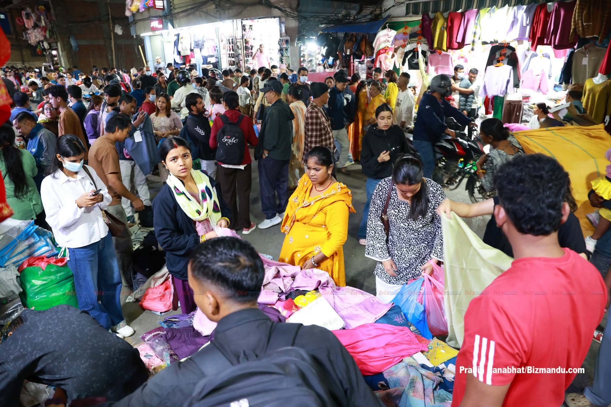 छानी छानी रोजी रोजी : दसैं बिदाको पूर्वसन्ध्यामा असन इन्द्रचोकमा किनमेल गर्नेको भिड