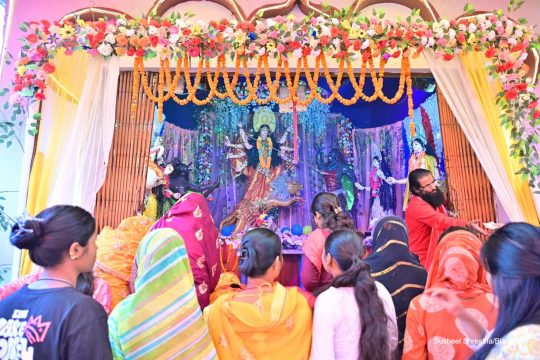मधेशमा दुर्गा पूजाको उल्लास, कलैयामा बिहानैदेखि भक्तजन पुगिरहेका छन् पण्डाल