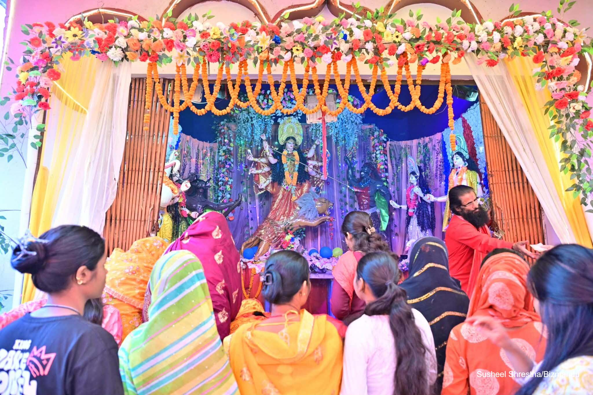 मधेशमा दुर्गा पूजाको उल्लास, कलैयामा बिहानैदेखि भक्तजन पुगिरहेका छन् पण्डाल