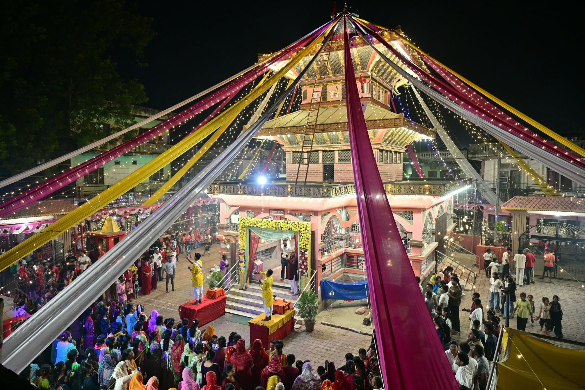 नवरात्रीमा कलैयाको राजदेवी मन्दिर झलमल, साँझ आरती हेर्न पुग्नेको घुइँचो (तस्विरहरु)