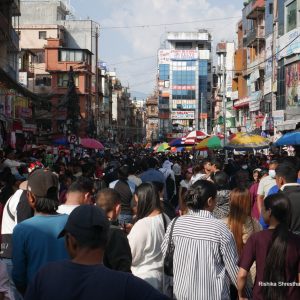 लगनखेल बजारमा दसैंको किनमेल गर्नेको भिड, मंगलबजारदेखि लबिम मलसम्म ‘सेल’ (तस्विरहरु)