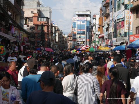 लगनखेल बजारमा दसैंको किनमेल गर्नेको भिड, मंगलबजारदेखि लबिम मलसम्म ‘सेल’ (तस्विरहरु)