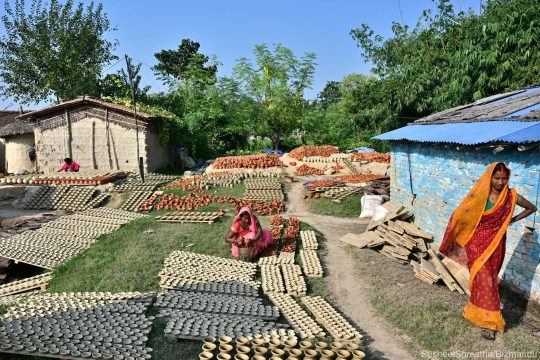 पारसाका प्रजापति समुदायलाई दसैंमा पनि माटोका भाँडा बनाउन भ्याइनभ्याइ (तस्विरहरु)