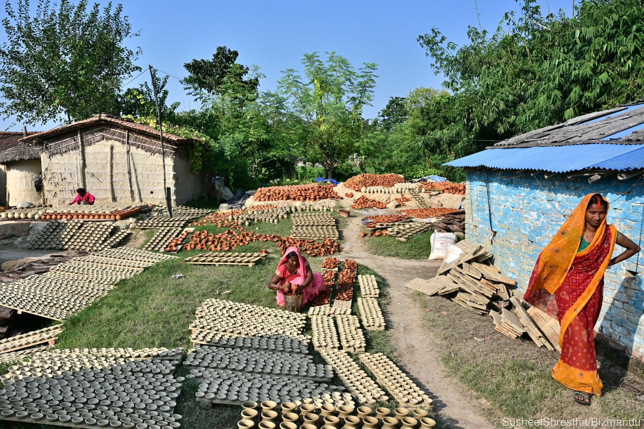 पारसाका प्रजापति समुदायलाई दसैंमा पनि माटोका भाँडा बनाउन भ्याइनभ्याइ (तस्विरहरु)