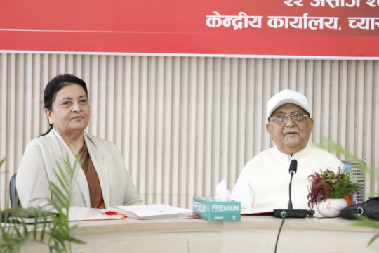११ वर्षपछि पूर्वराष्ट्रपति भण्डारी एमालेको स्थायी कमिटी बैठकमा, ओलीसँग लिइन सपथ