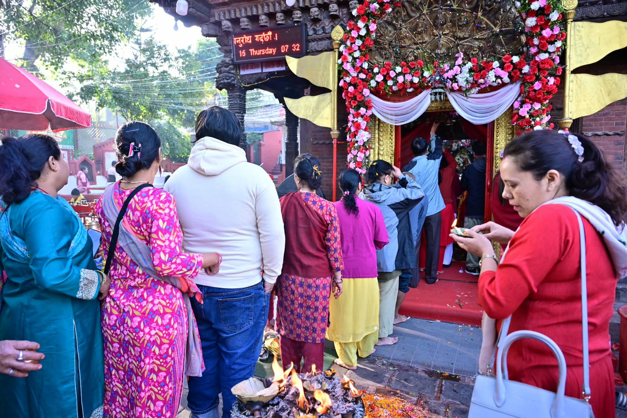 उपत्यकाका शक्तिपीठमा दर्शन गर्न पुगिरहेका छन् भक्तजन, तस्विरमा दसैंको रौनक